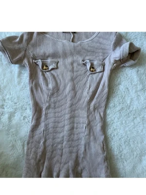 Rosa ribbad topp  - Säljer en rosa ribbad topp från Love i storlek 34 alltså ungefär storlek S