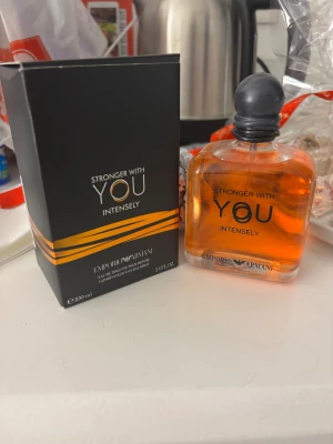 Stronger With You Intensely 100ml - Emporio Armani Stronger With You Intensely är en eau de toilette för honom. Flaskan innehåller 100 ml och har en modern design som sticker ut. Perfekt för dig som vill ha en parfym med attityd och stil.