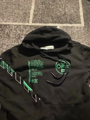 Off white hoodie - Säljer nu min off white hoodie då jag har tröttnat lite på den, den har snyggt tryck på bak och framsida, på armen står de ”golden ratio” den är perfekt för dig som vill sticka ut, nypris 11000 säljer för 2500 kom dm för olika frågor om bilder och andra frågor,. Mvh Axel 