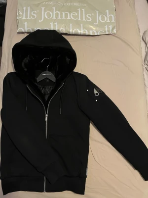 Moose knuckles bunny - Säljer denna helt nya moose knuckles bunny i dubbel svart färg⚫️ Den är köpt på Johnells och allting i bilden medföljer vid köp, nypris 4700kr✅ Den är storlek Xs men passar S. Vid fler frågor och funderingar så är det bara att höra av dig🙌