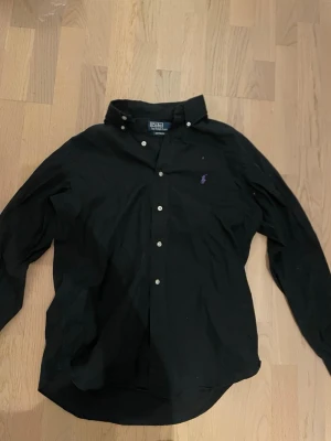 Skjorta - Skön ralph lauren 👔. Tyvärr så sitter den lite större än förväntat. Mer som Large en medium eftersom den hängen ner över rumpan! En knap har ramlat av men även detta så är det lätt ihop sytt.  Kontakta vid intresse, Pris ej huggit i sten. 