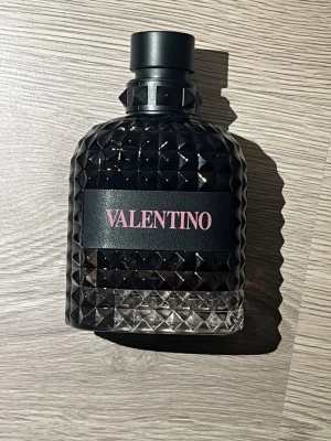 Valentino Born In Roma 100ml - Har använt den 1-3 gånger så den är fortfarande nästan full. Köpte den för 1300 något år sedan