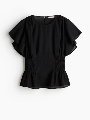 H&M blus indragen midja - Jättesöt svart blus med indragen/smockad/markerad midja. Storlek XS men kan bäras för alla upp till M eftersom midjan har streck i sig. Fina flisiga ärmar. Nyskick utan taggar🌸