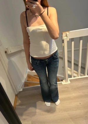 Vit armlös topp från BikBok - Säljer en enkel och stilren armlös topp från Bikbok i storlek M. Perfekt för att skapa en mängd olika outfits, från avslappnade till mer uppkläda! Plagget har gummiband då den sitter på plats! Har kommit till användning fåtal gånger. Djur och rökfritt hem!  Bra att veta: * Märke: Bikbok * Färg: Vit * Storlek: M * Material: 92% Bomull Ekologisk och 8% Elastan. (OPS! Står att plagget kan krympa 3-5% i tvätten!) * Skick: Mycket bra  Detaljer: * Sparsamt använd, inga defekter eller liknande! 🚛✨ 