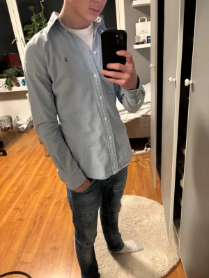 Ljusblå skjorta från Polo Ralph Lauren - Tjena! Säljer nu denna riktigt schyssta ljusblåa skjorta från Polo Ralph Lauren | Storlek S (är 172 för referens) | Skick 10/10 | Vid fler frågor och intresse kom privat // Levi 