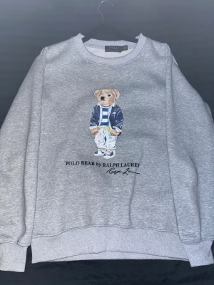 Polo Ralph Lauren Sweatshirt - Hej säljer min Polo Ralph Lauren Sweatshirt då den inte har kommit till användning, väldigt skön och trendig. Perfekt för dessa kalla vintrar och för en relaxerad outfit! 