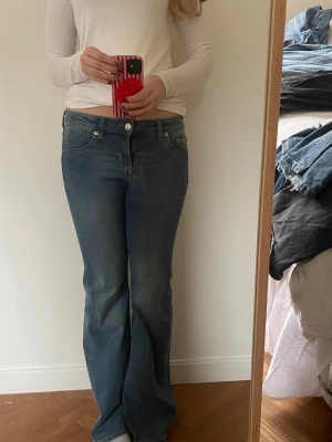 Blå bootcut jeans med låg midja - Säljer ett par klassiska blå jeans med bootcut-snitt och låg midja. Ur snygga från HM i storlek 36. Säljer för de är för stora. Passar så bra och är väldigt sköna🥰🥰 