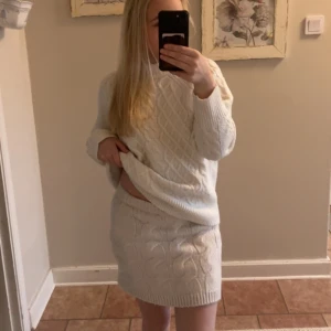 Vit stickad kortkjol och långärmad tröja  - Ett set som e super mysigt nu under vinter🥰