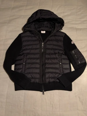 Moncler cardigan - Tja, säljer nu min moncler cardigan, storlek M, den är äkta och säljer nu den pga att den är för liten, vid frågor eller funderingar så är det bara att höra av sig, priset är prutbart//