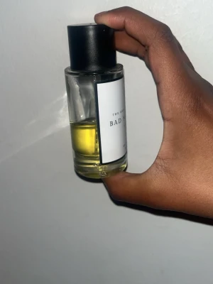 Bad N Parfymflaska - Stilren parfym från The Dua Brand med namnet Bad N. Perfekt för dig som vill sticka ut med en unik doft. Flaskan har en modern design som passar in i alla miljöer.