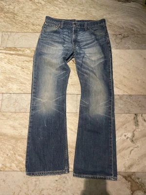 Levis bootcut 507 - Levis bootcut jeans i min favorit modell 507 (04)! St 33/32! Sjukt snygga fades och bra färg! Hör av dig vid ytterligare frågor! Mvh Henry