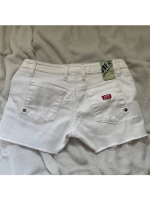 Vita jeansshorts från Miss Sixty - Säljer ett par vita jeansshorts från Miss Sixty storlek 27