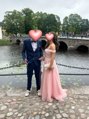 Balklänning  - Hej! Jag säljer min och min kompis jätte fina ljusrosa och ljusblåa klänningar som vi haft på våran bal. Man kan ha den både offshoulder och vanligt. Klänningarna har en dragkedja i ryggen vilket gör det lätt att komma i och ur. Vi har vanligtvis storlek 36/ S och är cirka 160-165 ca långa och på bilderna hade vi även klackar.Den rosa är lite kortare då vi lagt upp den men inte klippt bort något så det går lätt att ta ner till samma längd.Går att lägga upp klänningen om man skulle vilja.Båda7000