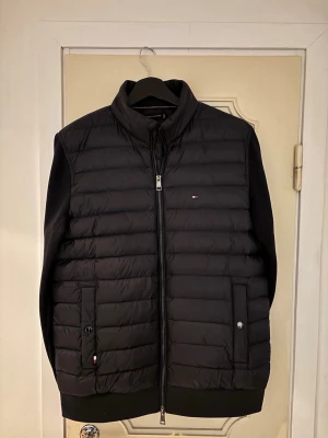 Tommy hilfiger cardigan - Mycket stilren cardigan, säljer då den är för liten, nypris ca 2400 mitt pris 1499