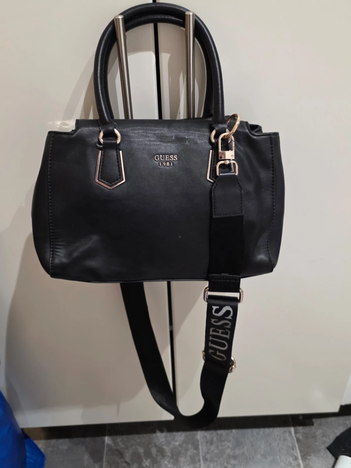 Svart handväska från Guess