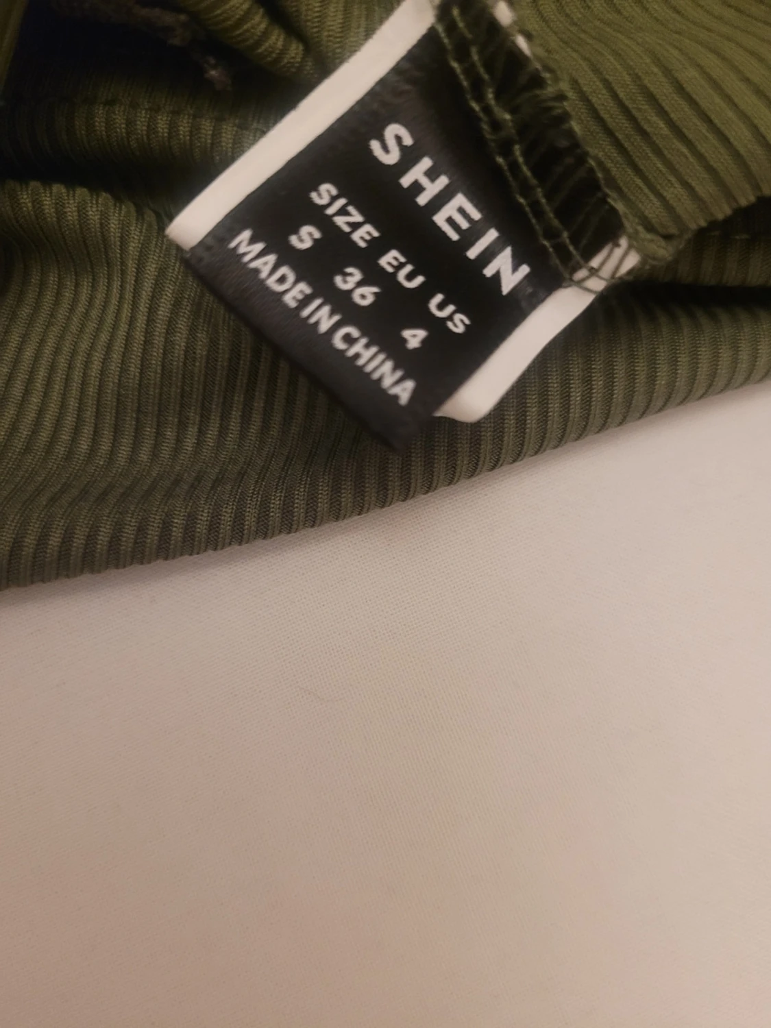 Olivgrön croppad polotopp från SHEIN - 1