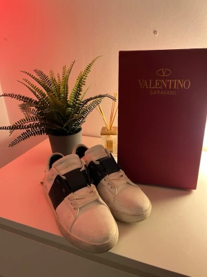 Valentino skor  - Hej säljer dessa valentino skor då jag vill ha något annat, dem är väldigt fina i skick nästan nya. låda dust bag osv kommer med. Använd fåtal gånger,  Skriv för mer info !