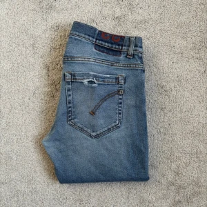 Dondup ’George’ jeans - Säljer dessa stilrena Dondupjeansen med subtila slitningar. | Size: Saknar sizetag men passar mig perfekt som brukar bära W32-33 i Dondup, mått skickas på begäran 🫡 | Väldigt fint skick, slitningarna är design. Bara att sizetagen är borta, därav priset | Postar samma dag! 📬 | Skriv vid frågor & funderingar!