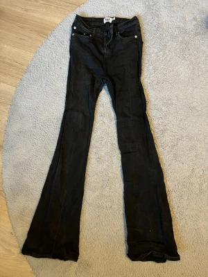 Svarta bootcut jeans - Säljer ett par svarta jeans med bootcut. Byxorna har klassisk femficksdesign, knapp och dragkedja . De är i storlek small och är i ett bra skick. Jag är öppen för prisförslag.