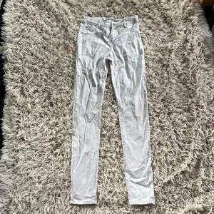 Vita midwaist jeans från Cubus - Säljer ett par vita jeans från Cubus i storlek S.  De har midwaist och är tillverkade i mjuk bomull med lite stretch för skön passform.  Klassisk femficksdesign och smal siluett som sitter snyggt.  Perfekt för dig som gillar stilrena och bekväma byxor. De har en rosa fläck på insidan, men den syns inte när man har på sig byxorna (se bilderna).