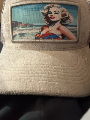 Grå keps från revenite - Stilren velvet keps som släpptes i limiterad upplaga. Aldrig använd, endast testad en gång. Dustbag ingår och priset kan sänkas vid snabb affär. Hör av er vid minsta funderingar 