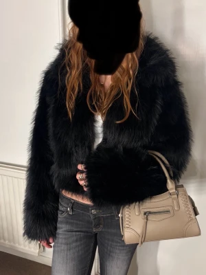 pälsjacka - Säljer en svart pälsjacka med långärmad design och fluffig känsla. Den är aldrig andvend dessutom 