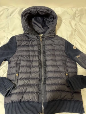 Moncler cardigan jacka mörkblå  - Säljer min stilrena Moncler cardigan jacka som inte har använts. Fin och skön cardigan fräsch. Vid frågor hör av er. Storlek m men passar även S