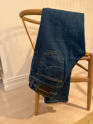Jacob Cohën Jeans  - Snygga blå jeans från Jacob Cohën i model Nick. De är knappt använda och i princip i ny skick. Alla tags finns kvar. Ny pris är över 5000. Storlek 32.