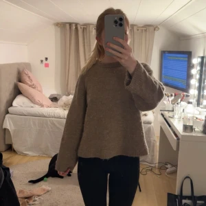 Beige stickad tröja från Gina Tricot - Mysig beige stickad tröja från Gina Tricot i ullblandning. Tröjan har en avslappnad passform med långa ärmar och rund halsringning. Perfekt för lager-på-lager och chill dagar. Snygg till både jeans och kjol.