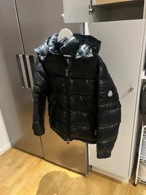 Moncler Maya jacka - Självklart äkta! (som ni ser på sista bilden har jag även betalat för ledgit check på garmsmarket) || Nypris är runt 18.000kr || storlek 1/S || Jackan är som ny det enda är att cartonen har börjat tappa fäste inuti jackan. || skriv om ni har fler frågor! 😊