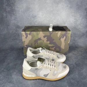 Valentino Rockrunner - Skick: 9/10, inga defekter. | Ingår: Skor, Box, Kort, Extrasnören. | Nypris: +- 7000 SEK.