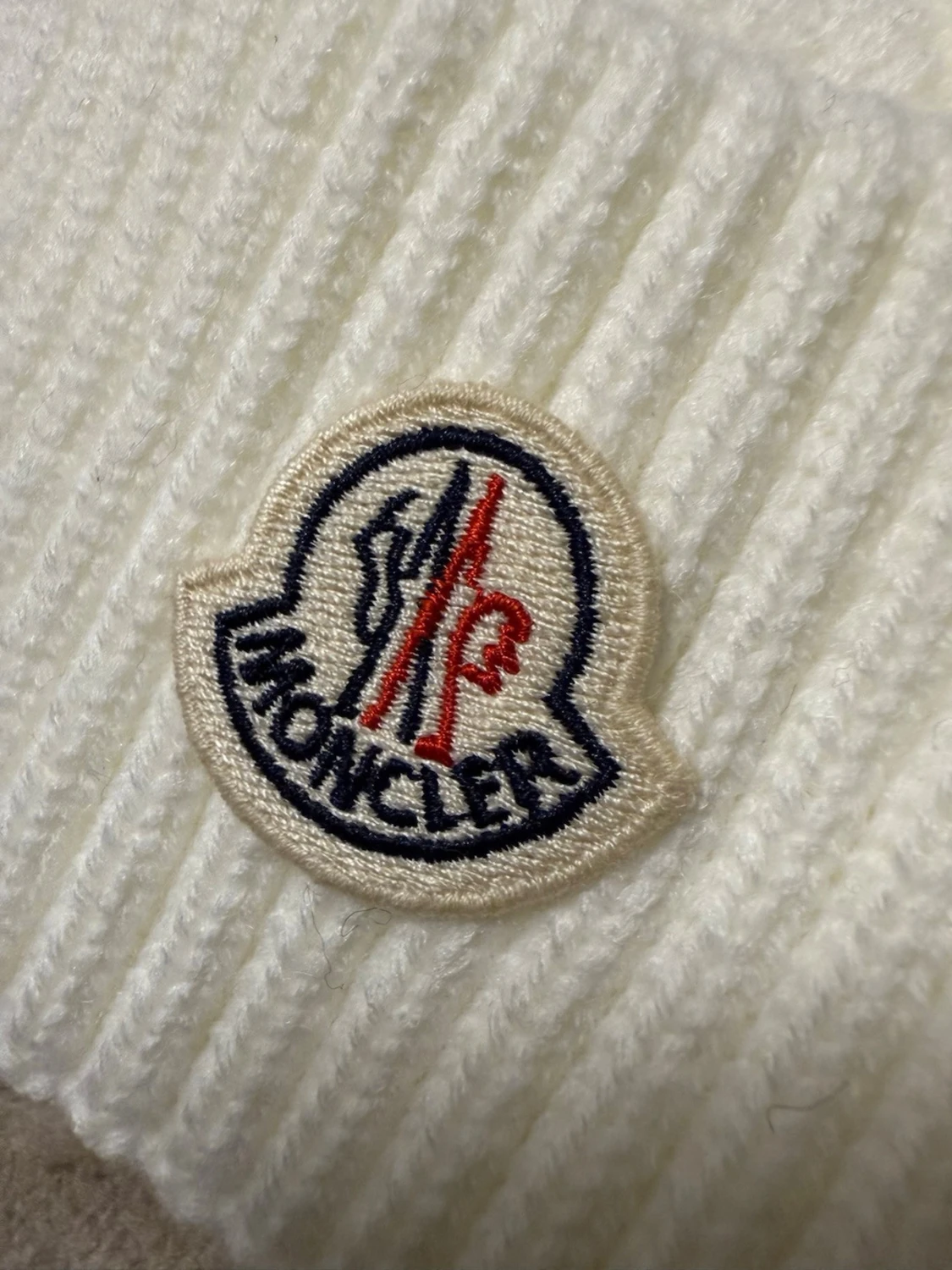 Vit stickad Moncler mössa med tofs - 1