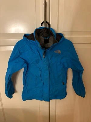 Blå vindjacka från the north face - Säljer denna super snygga blåa vindjackan från the north face, köp nu jag postar snabbt!!