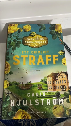 Ett orimligt straff - En spännande och mysig deckare i serien Säbyholms gröna fingrar. Polisen Olle Magnusson utreder ett mystiskt dödsfall och hemligheter avslöjas i det idylliska Säbyholm. Perfekt för dig som gillar spänning, vänskap och intriger på landet.