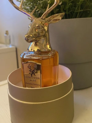 Pana Dora Baron exklusiv parfym - Snygg och unik parfym från Pana Dora Sweden med exklusiv design och guldfärgad hjorthuvud-kork. Perfekt för dig som vill sticka ut med din stil. Tillverkad i Sverige. Modell: Baron. Ordinarie pris: 3500kr