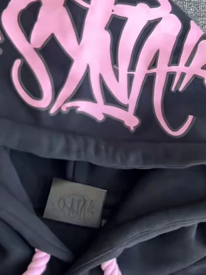 Syna world tracksuit svart och rosa  - Jag har beställt denna tracksuit och kommer snart och vill sälja den eftersom jag har redan en så ifall ni vill köpa de bara att skriva
