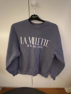 Blågrå sweatshirt  - Jättemysig tröja som funkar jättebra till vardags, knappt använd. Storlek S men funkar bra med M då den är lite oversize