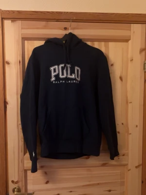 Polo Ralph Lauren  - En väldigt snygg polo Ralph Lauren. I storlek S men kan även passa storlek M. Har används ett fåtal gånger! Skriv om mera frågor/bilder 🙌.          Ny pris 2 400kr!!!                                                           Skickar inom 24 timmar 🚚