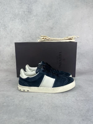 Valentino flycrew sneakers - – Condition: 8,5/10 - all spikes are still on  – Color: White navy blue  – What is included: Box, dustbag and Valentino card  – Retail price: 7400 + SEK