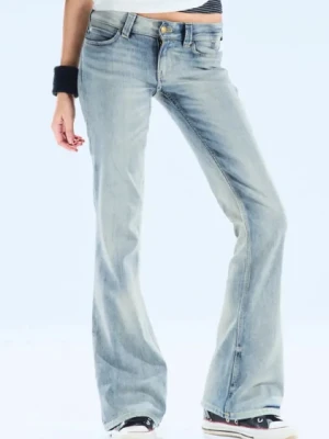 Cheap Monday Ljusblå bootcut jeans - 26/30 Säljer ett par ljusblå bootcut jeans med klassisk femficksdesign och låg midja. Jeansen har en snygg tvättad look och är tillverkade i mjukt denimtyg. Perfekta för dig som gillar retrovibbar och vill ha ett par jeans som sticker ut. I en jättebra skick helt nya färgen cloudy blue