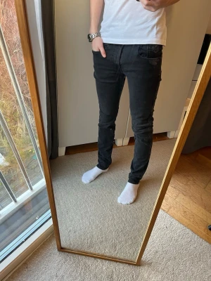 Replay anbass jeans - Tja! Schyssta Replay jeans!| Modell: Anbass| Mycket gott skick!| Kontakta mig vid frågor och funderingar!| //Nils- bild 3-4 visar ”slitage”, inget som påverkar utseende eller användning!