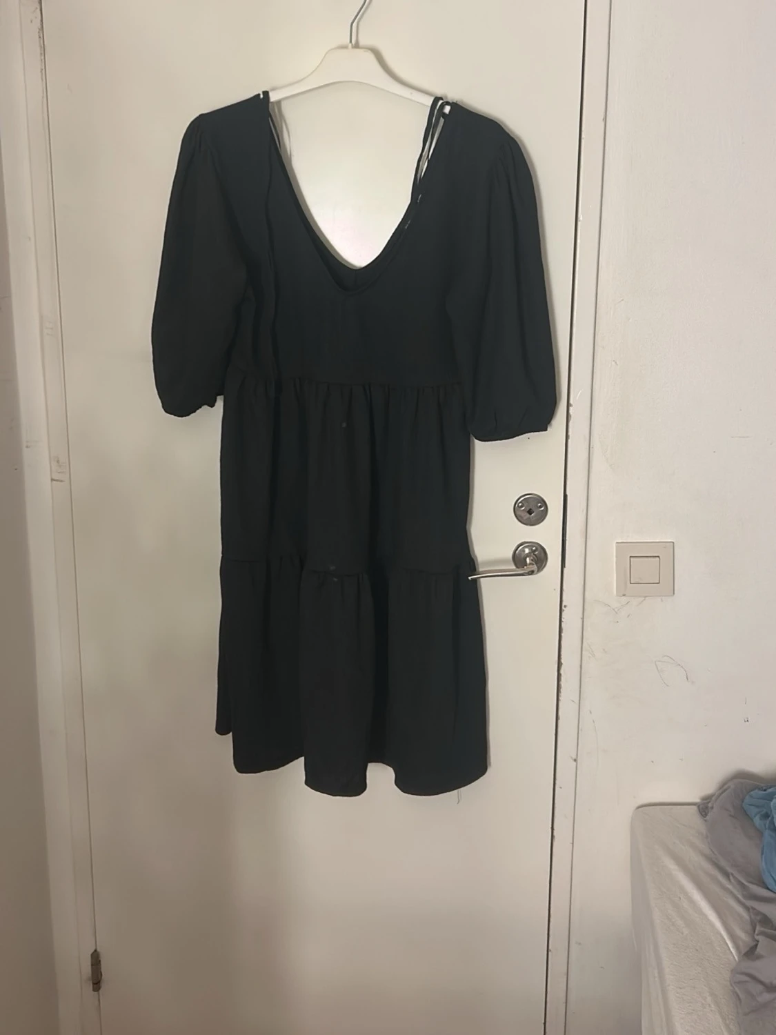 Svart kortklänning med puffärm