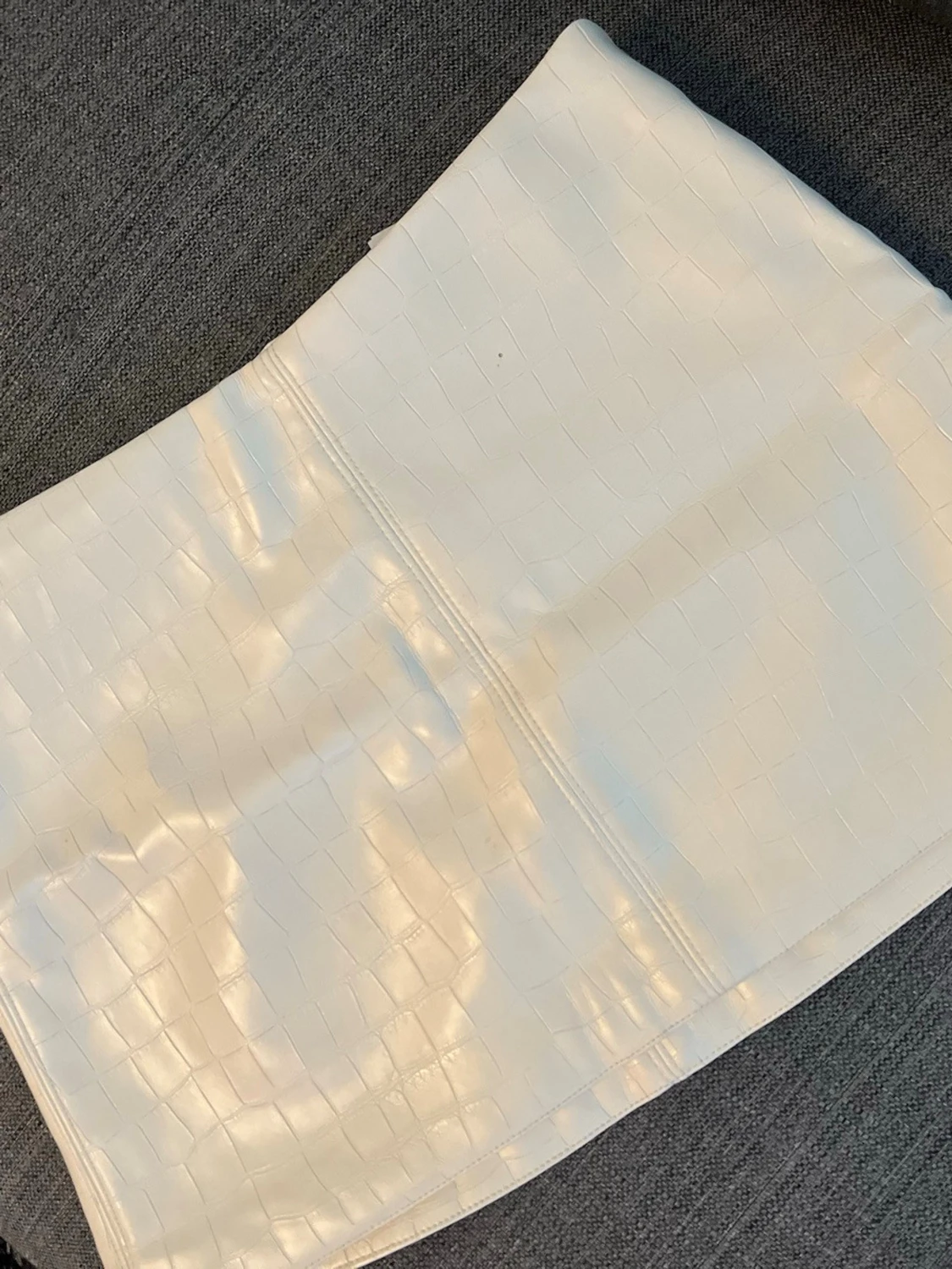 Vit kort kjol i croco-imitation från H&M - 2