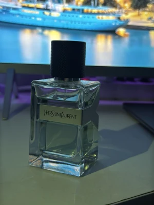Yves Saint Laurent Eau de Toilette - Stilren parfym från Yves Saint Laurent, 60 ml flaska. Tillverkad i Frankrike. Perfekt för dig som vill ha en ikonisk doft i din samling.