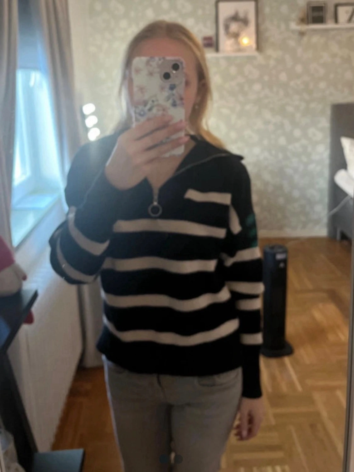 Randig svartvit tröja med dragkedja