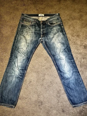 Blå jeans från Acne Studios - Tjena! Säljer ett par snygga Acne Studio jeans | väldigt bra skick | 34 (sitter mer som 32/33) | HÖR AV ER AV MINSTA LILLA!