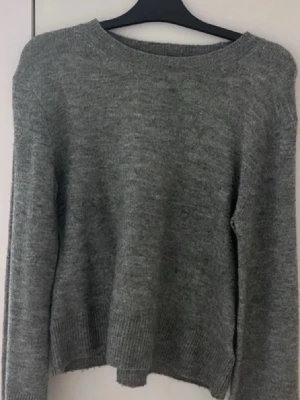 Stickat tröja  - Stickat tröja från H&M, använt bara 2 gånger och är inte min stil. Skriv privat för fler frågor eller bilder!💞