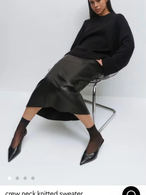 Svart stickad tröja från Gina Tricot - En helt ny stickad tröja från Gina, aldrig använd med alla lappar kvar. Säljer då ja ej kan skicka tillbaka!