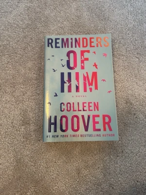 Reminders of Him - Colleen Hoover  - En gripande roman om en ung mamma som kämpar för att återförenas med sin dotter efter fem år i fängelse. Boken utforskar teman som kärlek, förlåtelse och hopp, perfekt för dig som gillar känslosamma berättelser och starka karaktärer.