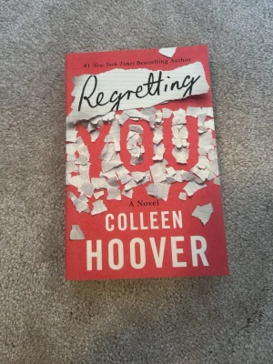 Regretting You - Colleen Hoover  - En gripande roman om relationen mellan mor och dotter, fylld av känslor, hemligheter och familjedrama. Perfekt för unga vuxna som gillar starka berättelser om kärlek, svek och att hitta sig själv när livet vänds upp och ner.